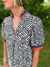 Load image into Gallery viewer, Short Sleeve Print V Neck Top