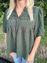 Load image into Gallery viewer, Puff Sleeve Pintuck Woven Top
