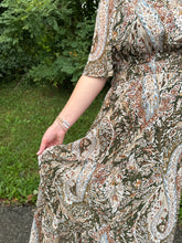 Load image into Gallery viewer, Woven Print Tiered Maxi Dress