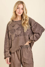 Load image into Gallery viewer, Mineral Wash Daisy Patch Sweatshirt & Pant Set