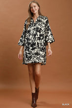 Load image into Gallery viewer, Floral Print Split Neck Relaxed Shift Dress