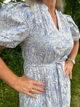 Load image into Gallery viewer, Blue Puff Sleeve Floral Tiered Midi Dress