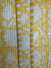 Load image into Gallery viewer, Quilted Toiletry Set