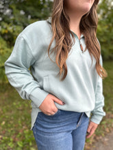 Load image into Gallery viewer, Melange Sojourn Quarter Zip Rounded Bottom Fleece