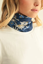 Load image into Gallery viewer, Daisy Flower Print Cotton Scarf
