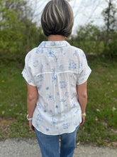 Load image into Gallery viewer, Light Blue Beach Print Collared Top
