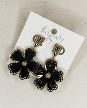 Load image into Gallery viewer, Thread Flower Earrings
