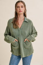 Load image into Gallery viewer, Mineral Washed Double Gauze Pocket Pullover
