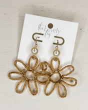 Load image into Gallery viewer, Flower Raffia Outline &amp; Pearl Earrings
