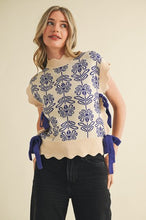 Load image into Gallery viewer, Ribbed Scallop Floral Sweater Vest
