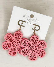 Load image into Gallery viewer, Flower Filigree Wood Earring
