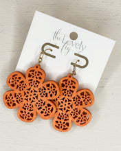 Load image into Gallery viewer, Flower Filigree Wood Earring
