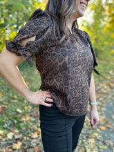 Load image into Gallery viewer, Short Sleeve Cheetah Print Top
