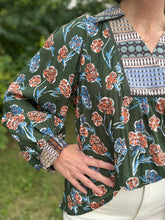 Load image into Gallery viewer, Palm Green Floral Print Collar Blouse
