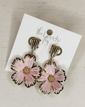 Load image into Gallery viewer, Thread Flower Earrings
