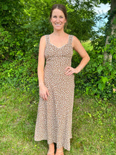 Load image into Gallery viewer, Floral Sweetheart Neck Midi Dress
