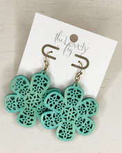 Load image into Gallery viewer, Flower Filigree Wood Earring
