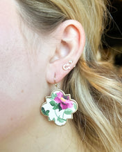 Load image into Gallery viewer, Flower Print Quatrefoil Earring
