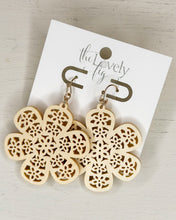 Load image into Gallery viewer, Flower Filigree Wood Earring
