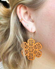 Load image into Gallery viewer, Flower Filigree Wood Earring
