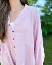 Load image into Gallery viewer, Pink Oversized Frayed Hem Crinkle Top
