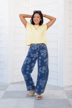 Load image into Gallery viewer, Floral Print Barrel Jeans
