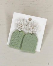 Load image into Gallery viewer, Leaf Pattern Flower Earring
