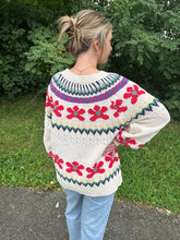 Load image into Gallery viewer, Pointed Floral Pattern Sweater
