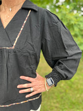 Load image into Gallery viewer, Linen Scallop Hem Blouse
