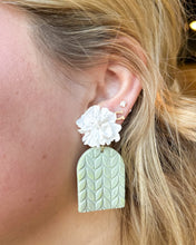 Load image into Gallery viewer, Leaf Pattern Flower Earring
