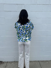 Load image into Gallery viewer, Abstract Print Flutter Sleeve Top
