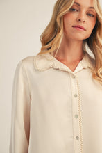 Load image into Gallery viewer, Scallop Trim Button Down Top
