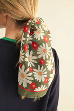 Load image into Gallery viewer, Daisy Flower Print Cotton Scarf
