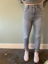 Load image into Gallery viewer, Ryder Vintage Straight Jeans
